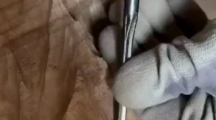 כל תנועה מדויקת, כל חריטה מספרת סיפור: כך נראה שולחן שלא תמצאו באיקאה