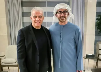 נתניהו מול לפיד: מאחורי הקלעים של מאמצי הלשכה למנוע את הביקור באמירויות