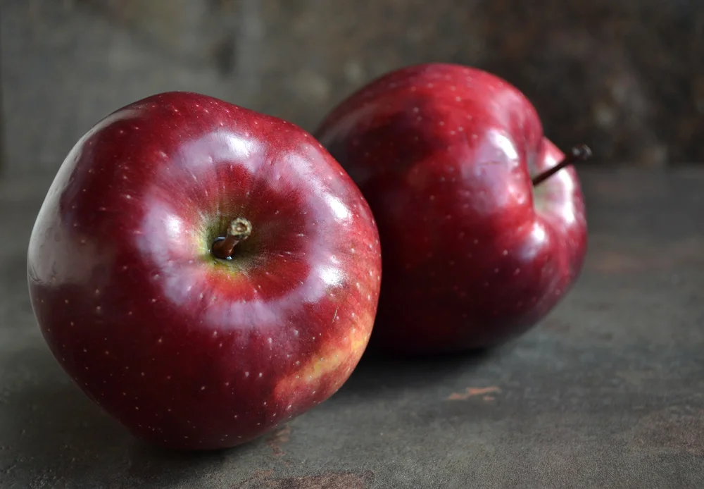 מטיפוח עור הפנים ועד ניקוי עובש מהאמבטיה, מהקלה על כאבי ראש ועד הצלת תבשילים – תפוח אחד קטן מסוגל לעשות הרבה יותר ממה שחשבתם מטיפוח עור הפנים ועד ניקוי עובש מהאמבטיה, מהקלה על כאבי ראש ועד הצלת תבשילים – תפוח אחד קטן מסוגל לעשות הרבה יותר ממה שחשבתם
