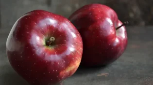 חשבתם שזה רק פרי? 15 שימושים מפתיעים לתפוח שישנו לכם את הבית
