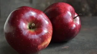 חשבתם שזה רק פרי? 15 שימושים מפתיעים לתפוח שישנו לכם את הבית
