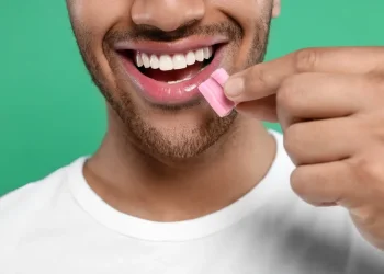 זה רק מסטיק? תחשבו שוב: הרגל יומיומי שהפך להתמכרות סמויה