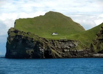 הבית הכי בודד בעולם – ומה שהוא מזכיר לנו על התגלות אלוקית הבית הכי בודד בעולם – ומה שהוא מזכיר לנו על התגלות אלוקית