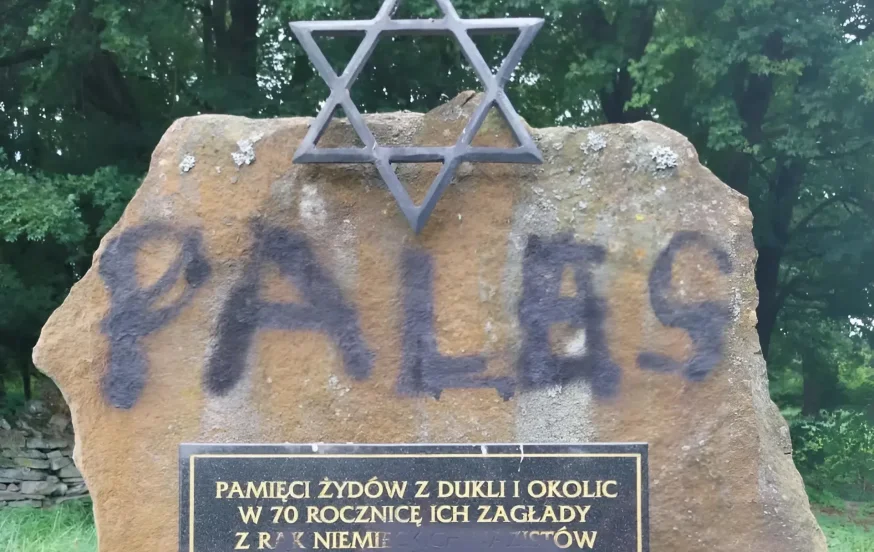 זוועה בפולין: כך נראית אנטישמיות מודרנית על קבר אבותינו זוועה בפולין: כך נראית אנטישמיות מודרנית על קבר אבותינו