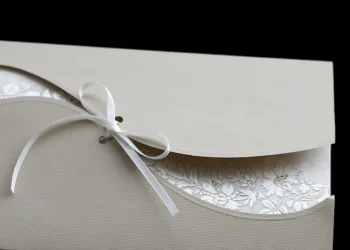 "בכל יום אחכה לו": מבעד לחשכת הגלות - עין מצפה ומייחלת לבניין המקדש