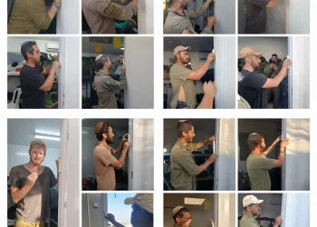 רגעים של קדושה במסדרון עזה: המזוזות שנקבעו בלב הלחימה