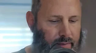 ״בין קנאות לגאולה״: ביט על פרשת פנחס שיחבר אותך ישר לתדר של הנשמה | עדי גביסון