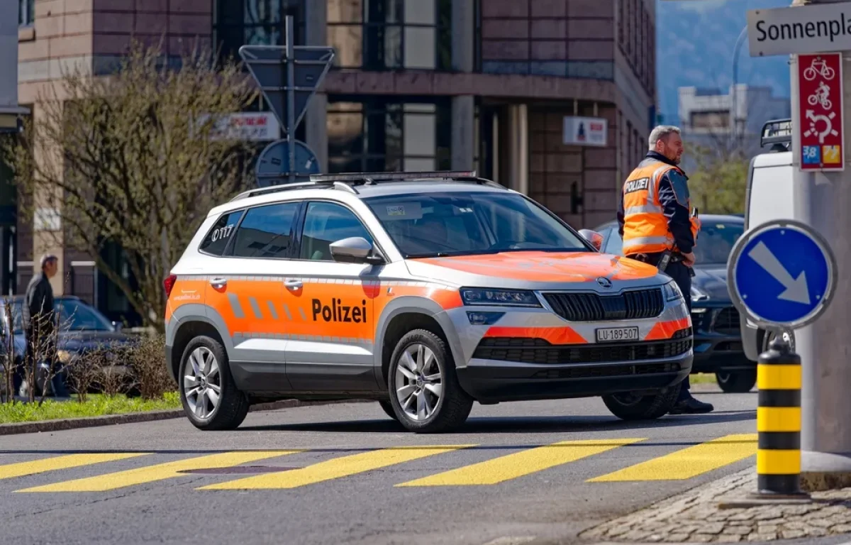 אנטישמיות בלוצרן: מחבל חמוש בסכין תקף תשעה בחורי ישיבה אנטישמיות בלוצרן: מחבל חמוש בסכין תקף תשעה בחורי ישיבה