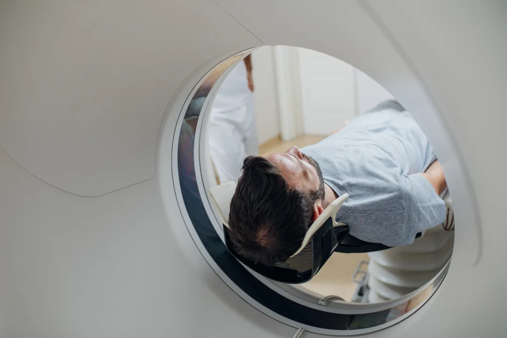 מוות בשדה המגנטי: ליווה את אשתו לבדיקה - ונשאב למכשיר MRI מול עיניה מוות בשדה המגנטי: ליווה את אשתו לבדיקה - ונשאב למכשיר MRI מול עיניה