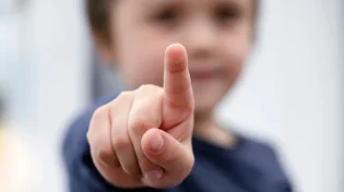 זוג שהתגרש. למה האימא יוצרת מצב של ניכור הורי?
