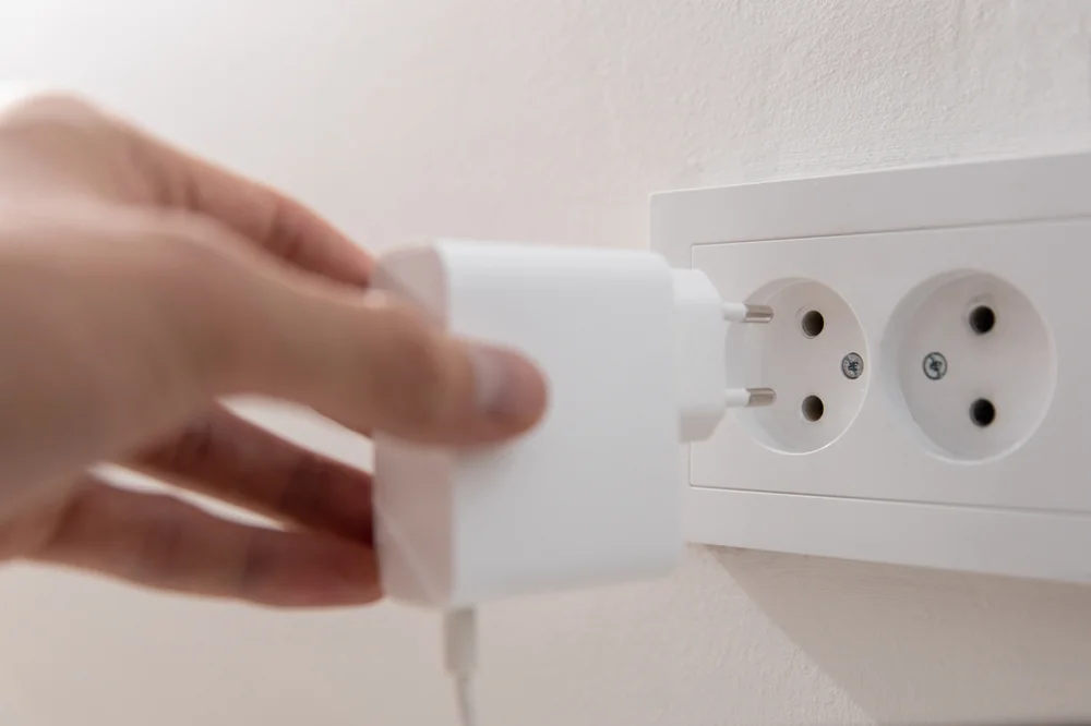 המטען מחובר? גם בלי טלפון - הוא עדיין עובד. זה מה שלא מספרים לכם על צריכת חשמל בבית