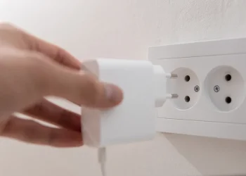 המטען מחובר? גם בלי טלפון - הוא עדיין עובד. זה מה שלא מספרים לכם על צריכת חשמל בבית