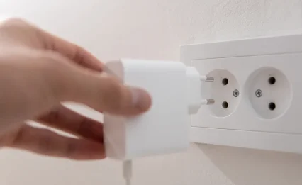 המטען מחובר? גם בלי טלפון - הוא עדיין עובד. זה מה שלא מספרים לכם על צריכת חשמל בבית