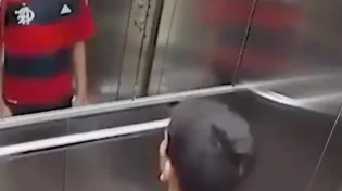 תיעוד מצמרר במעלית: שנייה לפני אסון - ילד אחד עושה את הבלתי ייאמן