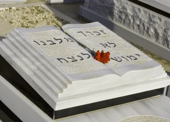 "ברית כרותה לשפתיים": הסיפור המצמרר שמתחיל בבית העלמין