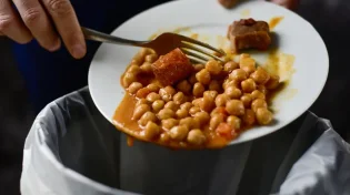 המקרר מבולגן? האוכל נזרק? זה הסדר שיחזיק באמת - יחסוך זמן, וכסף