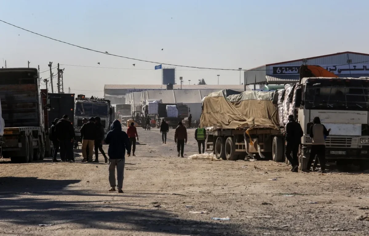 מזעזע: מחבלי חמאס חמושים בוזזים סיוע הומניטרי