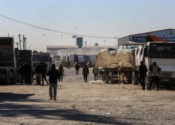 מזעזע: מחבלי חמאס חמושים בוזזים סיוע הומניטרי