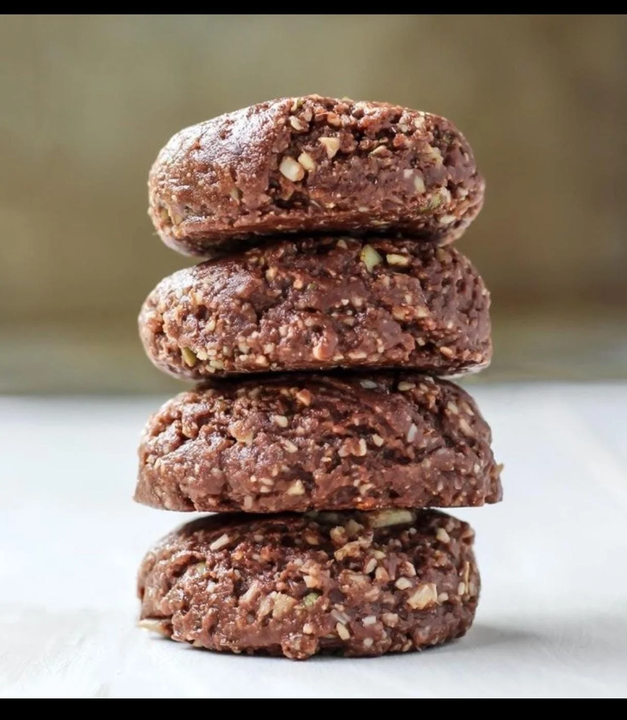 קינוח מושלם לצאת מהצום - עוגיות בראוניז טבעוניות ללא אפייה