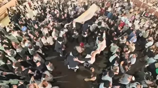 מצמרר: אלפי מתפללים שרים יחדיו בכותל המערבי בתשעה באב
