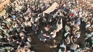 מצמרר: אלפי מתפללים שרים יחדיו בכותל המערבי בתשעה באב