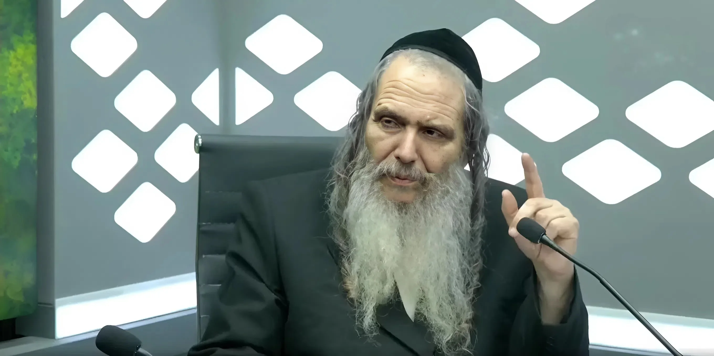 הרב שלום ארוש חורץ גורלות: "איפה שיש שקר אין מזל" הרב שלום ארוש חורץ גורלות: "איפה שיש שקר אין מזל"