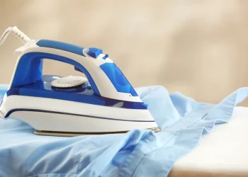 אין מגהץ? אין בעיה: 5 שיטות מבריקות ליישור בגדים בלי לגהץ אין מגהץ? אין בעיה: 5 שיטות מבריקות ליישור בגדים בלי לגהץ