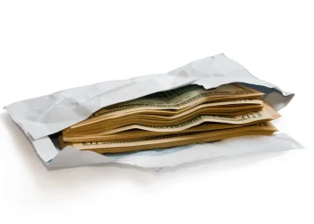 הרב ארז קדוסי לא ציפה לזה, ואז אחד הגברים קם וסיפר מה אשתו עשתה עם 2,000 ש"ח שקיבלה ליום הולדת הרב ארז קדוסי לא ציפה לזה, ואז אחד הגברים קם וסיפר מה אשתו עשתה עם 2,000 ש"ח שקיבלה ליום הולדת