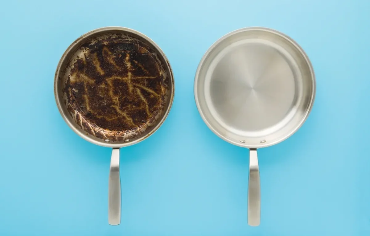 כך החזרנו את הברק למחבת ישנה: בעזרת שני מוצרים מהמטבח כך החזרנו את הברק למחבת ישנה: בעזרת שני מוצרים מהמטבח