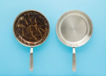 כך החזרנו את הברק למחבת ישנה: בעזרת שני מוצרים מהמטבח כך החזרנו את הברק למחבת ישנה: בעזרת שני מוצרים מהמטבח