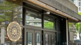ראש ה-FBI נשאל על מחלקת זיוף שטרות, וזה מה שהיה לו להגיד