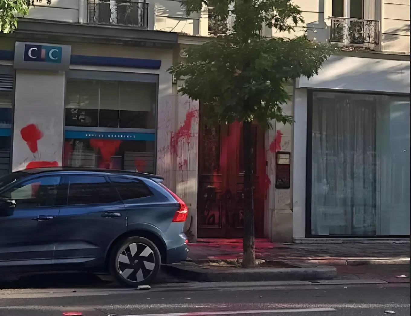 השגרירות עודכנה, האבטחה תוגברה: כתובות אנטי־ישראליות על משרדי אל על בפריז