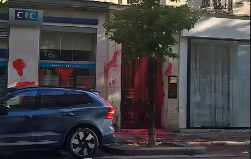השגרירות עודכנה, האבטחה תוגברה: כתובות אנטי־ישראליות על משרדי אל על בפריז השגרירות עודכנה, האבטחה תוגברה: כתובות אנטי־ישראליות על משרדי אל על בפריז