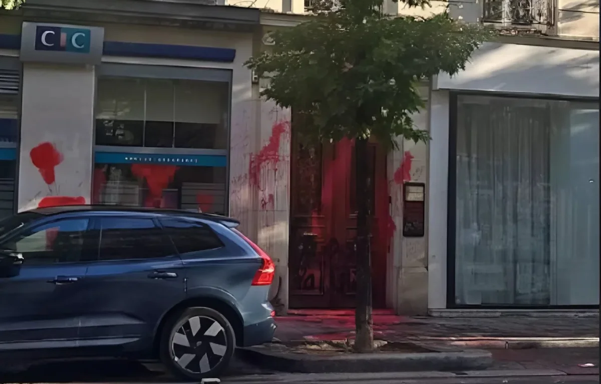 השגרירות עודכנה, האבטחה תוגברה: כתובות אנטי־ישראליות על משרדי אל על בפריז השגרירות עודכנה, האבטחה תוגברה: כתובות אנטי־ישראליות על משרדי אל על בפריז