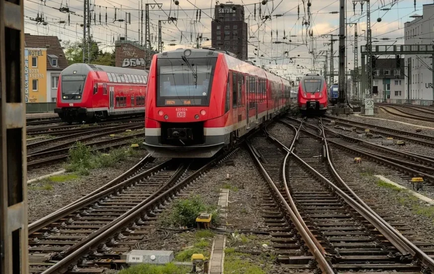 נס על המסילה: גבר נתפס תלוי על רכבת מהירה בשעטה לעבר וינה נס על המסילה: גבר נתפס תלוי על רכבת מהירה בשעטה לעבר וינה