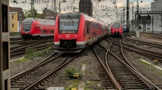 נס על המסילה: גבר נתפס תלוי על רכבת מהירה בשעטה לעבר וינה