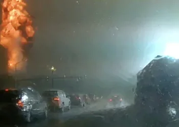 סופה תוקפת את ארה"ב: רחובות צפון קרולינה הוצפו והחשמל קרס