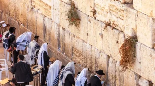 "ה' לא צריך שתגיד לו: 'האל הגיבור הגדול והנורא'" - אז למה באמת צריך להתפלל?