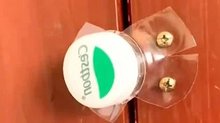 לא תאמינו איך פקק של בקבוק הפך לפתרון מבריק לדלת!