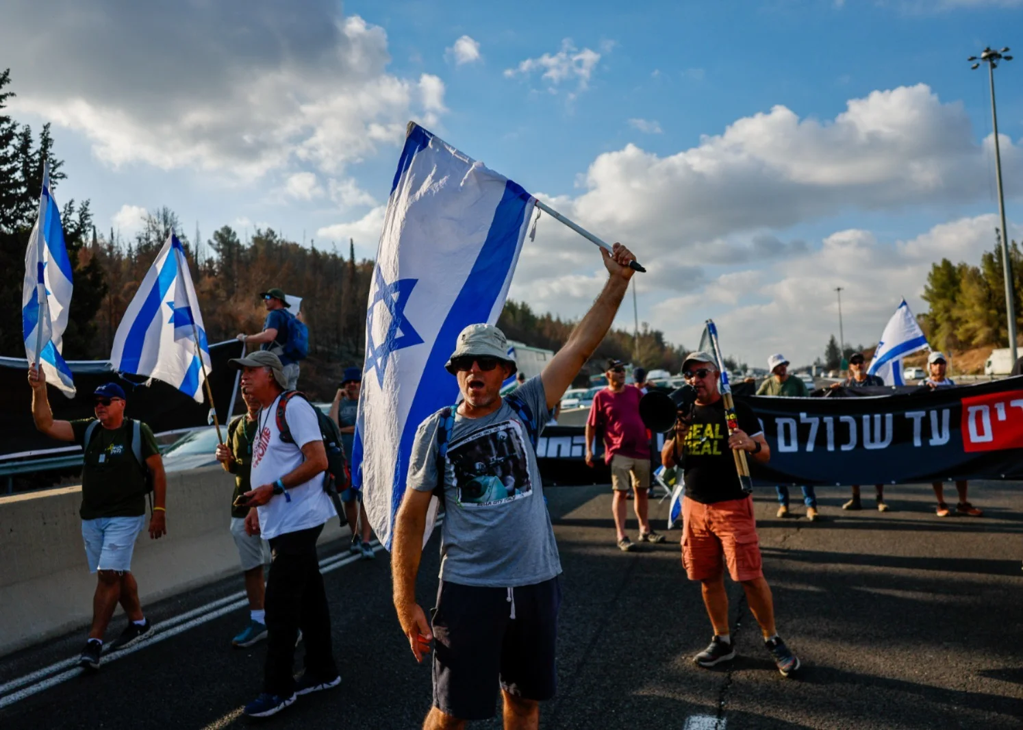 המחאה מחריפה: כבישים מרכזיים נחסמים, והמשטרה מנטרלת את עצמה מהאירוע