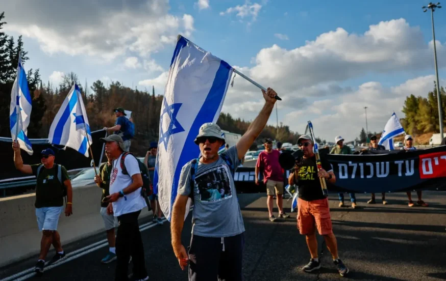 המחאה מחריפה: כבישים מרכזיים נחסמים, והמשטרה מנטרלת את עצמה מהאירוע המחאה מחריפה: כבישים מרכזיים נחסמים, והמשטרה מנטרלת את עצמה מהאירוע