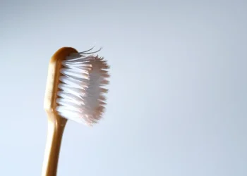 מברשת שיניים ישנה? יש כמה טיפים שאתם צריכים לדעת לפני שהיא בפח