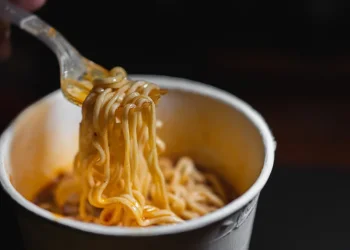 אסון במצרים: נער בן 13 מת אחרי שאכל 3 שקיות נודלס