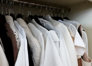 "וכבדתו מעשות דרכיך": סוד בגדי השבת נחשף: שבעה טעמים עליונים מהפוסקים ומהמקובלים