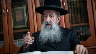 "סכנה ממשית": פסע לפני שבת, כל המיחם הרותח התהפך על האישה. הרב מוצפי מזהיר