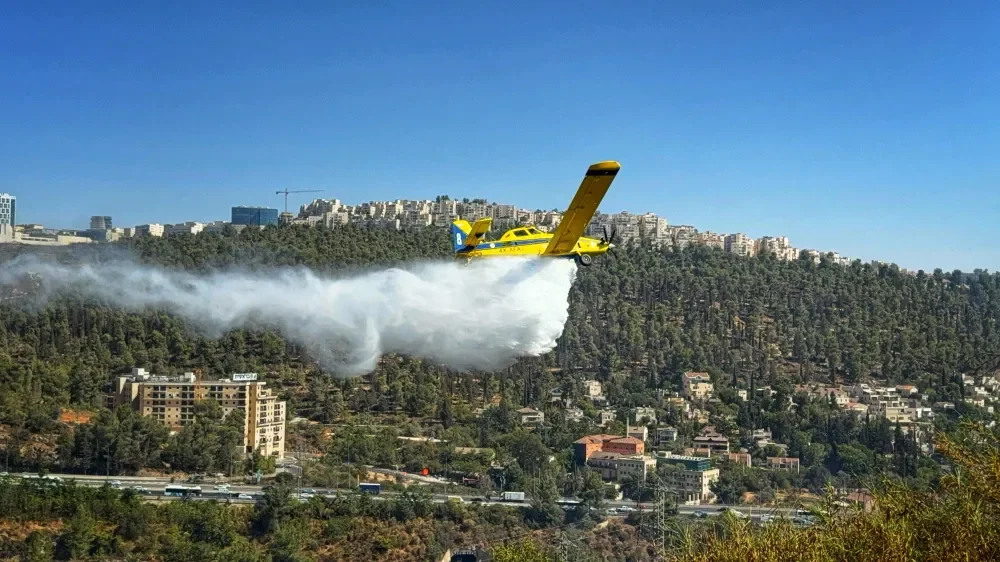 אש משתוללת בעמק הארזים: חשש לחסימות בכביש 1