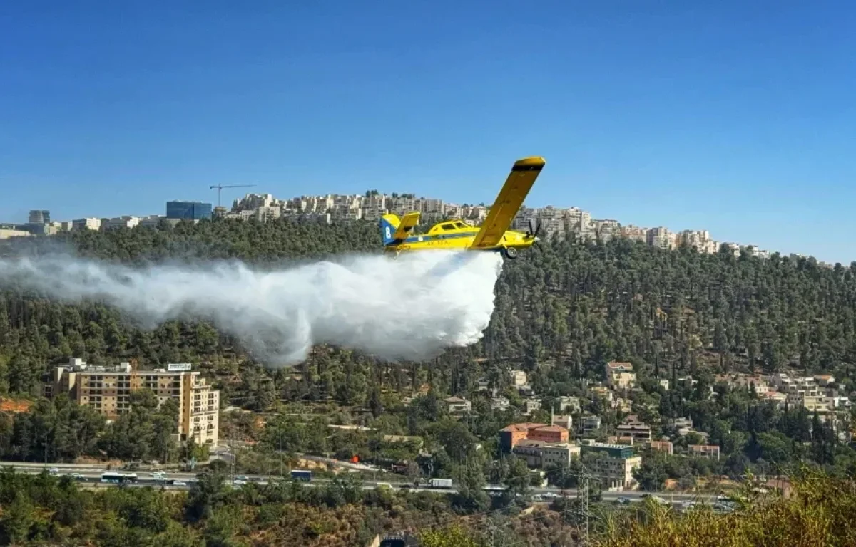 אש משתוללת בעמק הארזים: חשש לחסימות בכביש 1