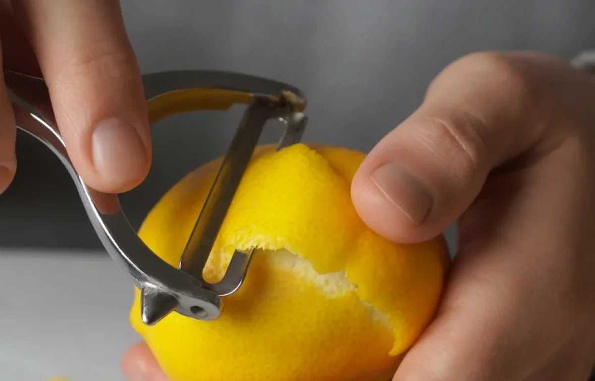 הקליפה שלא תזרקו יותר: 12 דרכים מפתיעות לשימוש בקליפות לימון בבית ובטיפוח