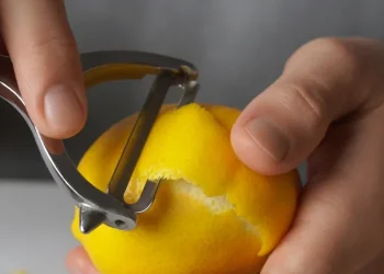 הקליפה שלא תזרקו יותר: 12 דרכים מפתיעות לשימוש בקליפות לימון בבית ובטיפוח