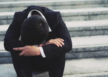 אחרי שבע שנים של עבודה מסודרת, הוא פוטר. אבל כל זה הוביל אותו לחיפוש אמיתי